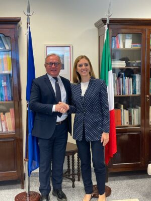 Il-sindaco-Capponi-insieme-alla-Console-Giulia-Campeggio-