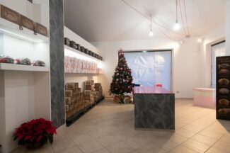 Panettone-Store-by-Fiordilatte-Malatino-a-Montecassiano-1-325x216