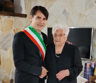 Sindaco-Mariano-Calamita-e-Teresa-Esposto-che-ha-compiuto-100-anni-1-325x280