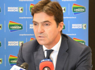aguzzi-acquaroli-conferenza-sisma-regione-3-e1669559580468-325x240