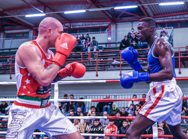 canotta-rossa-Daniel-Wolach-blu-Fall-Ousmane-