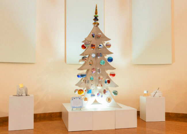 Albero-di-Natale-con-60-opere-di-ceramica-decorazioni--650x467