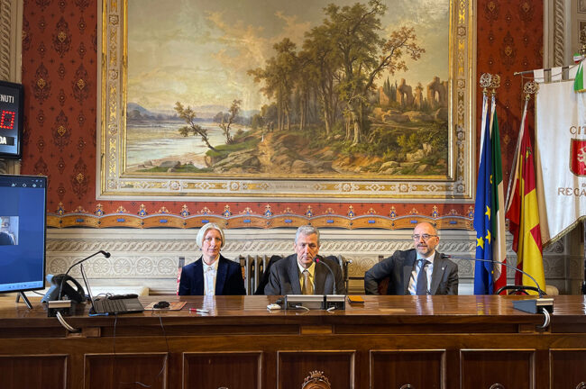Ass-Rita-Soccio-Sindaco-Antonio-Bravi-Rettore-Unicam-Claudio-Pettinari--e1672408391993-650x432