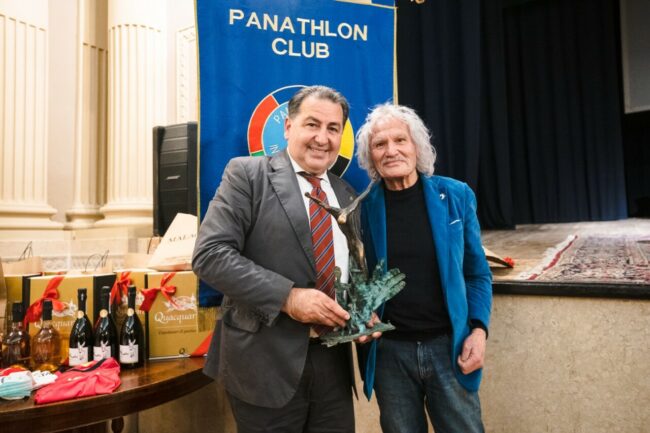 FOTO-COPERTINA-Fefe-De-Giorgi-premiato-da-Nazareno-Rocchetti