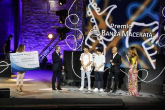 I-SANTI-FRANCESI-gia-THE-JAB-VINCITORI-DI-MUSICULTURA-CON-IL-PREMIO-FINALE-BANCA-MACERATA-20-mila-euro-325x217