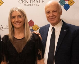 La-vicesindaca-DAlessandro-e-il-presidente-Filarmonica-Ruffini_compleanno-214-e1672315672408-325x266