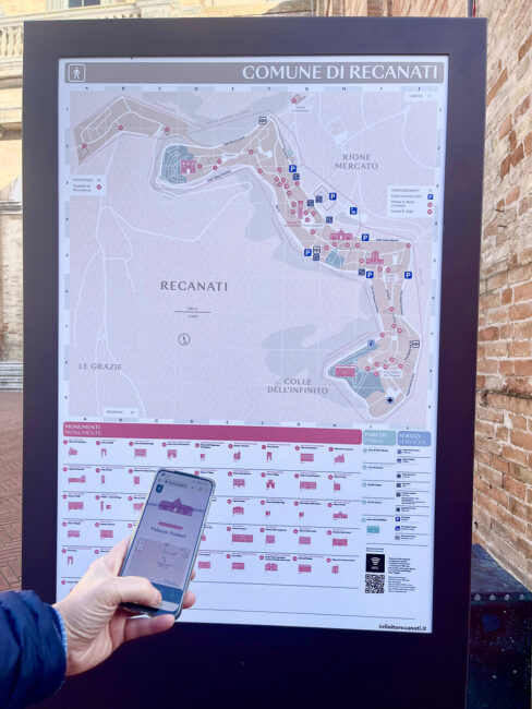 Nuova-segnaletica-Recanati-con-interazione-digitale-