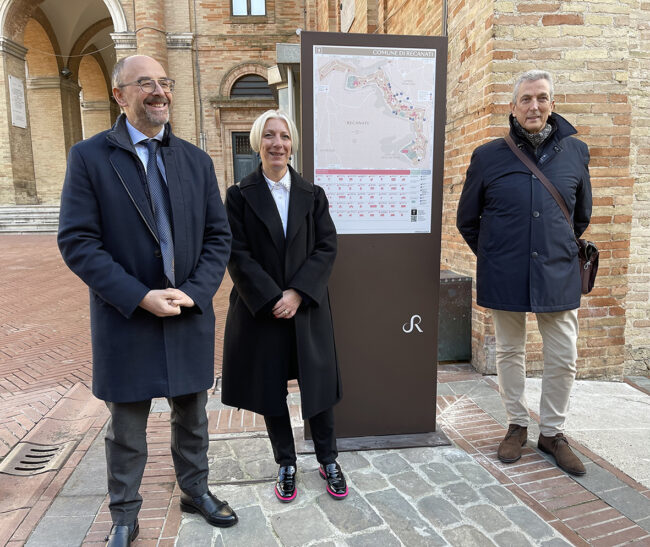Rettore-Pettinari-Ass-Soccio-Sindaco-Bravi-con-il-totem-ubicato-in-Piazza-Giacomo-Leopardi-