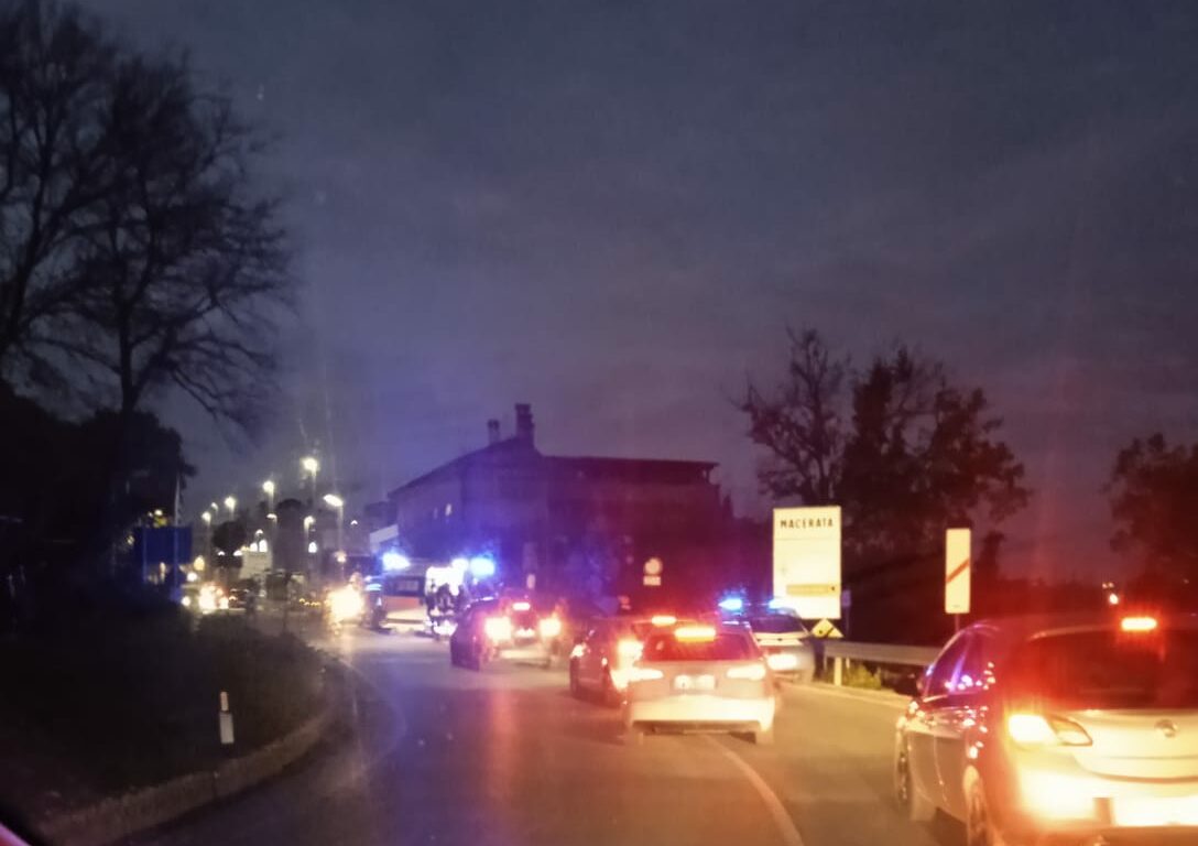 auto-contro-muretto-via-roma-e1671296567157