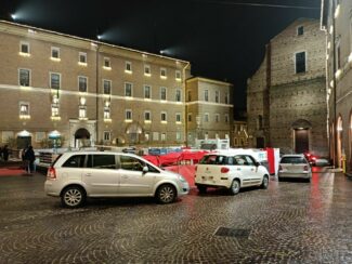 auto-piazza-macerata1_censored-325x244