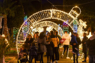 centro-illuminato-luminarie-natalizie-natale-2022-giardini-di-piazza-xx-settembre-civitanova-FDM-3-325x217