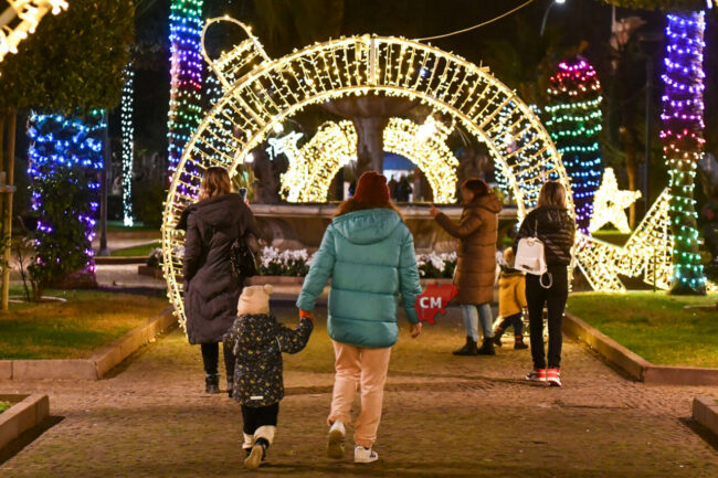 centro-illuminato-luminarie-natalizie-natale-2022-giardini-di-piazza-xx-settembre-civitanova-FDM-5-650x433