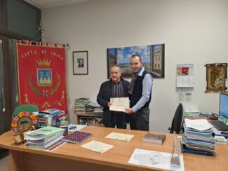 il-vice-sindaco-David-Buschittari-consegna-le-pergamene