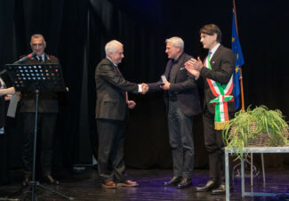 Prefetto-Ferdani-consegna-la-medaglia-donore-al-familiare-di-Amedeo-Pierella-con-il-Sindaco-di-Appignano-Mariano-Calamita-