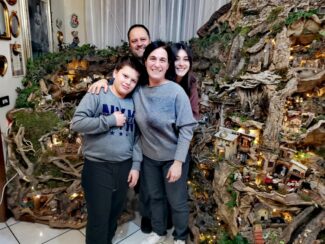 Simona-Gullini-e-la-sua-famiglia-accanto-al-presepe