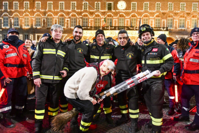 arrivo-della-befana-in-piazza-xx-settembre-civitanova-FDM-14-650x433