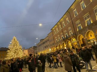 befana-presepe-vivente-san-severino-10-325x244