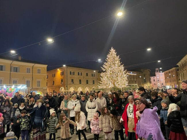 befana-presepe-vivente-san-severino-12-650x488
