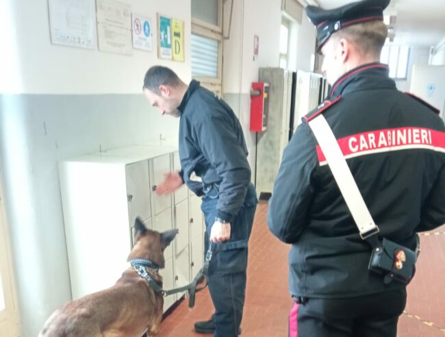 controlli-carabinieri-terminal-liceo-artistico-macerata-ipsia-corridonia-1-e1673526871223-650x492