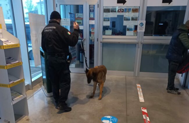 controlli-carabinieri-terminal-liceo-artistico-macerata-ipsia-corridonia-10-e1673526808859-650x424