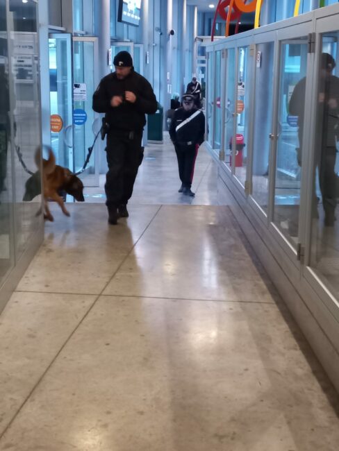 controlli-carabinieri-terminal-liceo-artistico-macerata-ipsia-corridonia-13-488x650