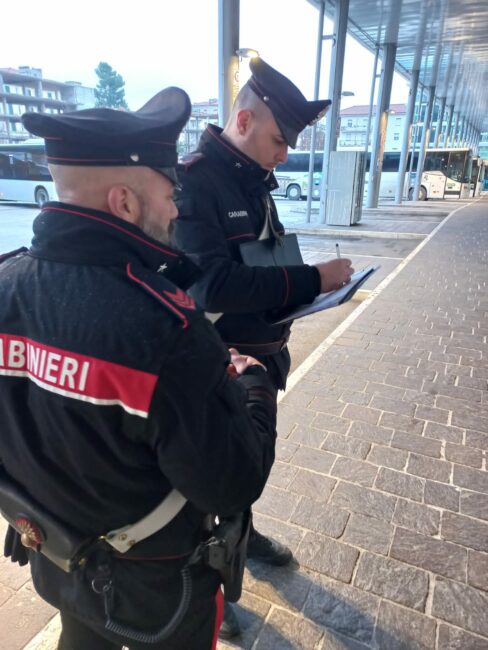 controlli-carabinieri-terminal-liceo-artistico-macerata-ipsia-corridonia-17-488x650