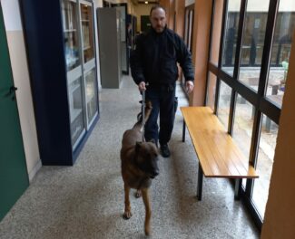 controlli-carabinieri-terminal-liceo-artistico-macerata-ipsia-corridonia-2-e1673526737770-325x264