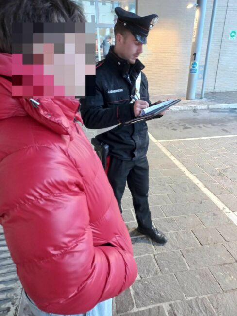 controlli-carabinieri-terminal-liceo-artistico-macerata-ipsia-corridonia-25-488x650