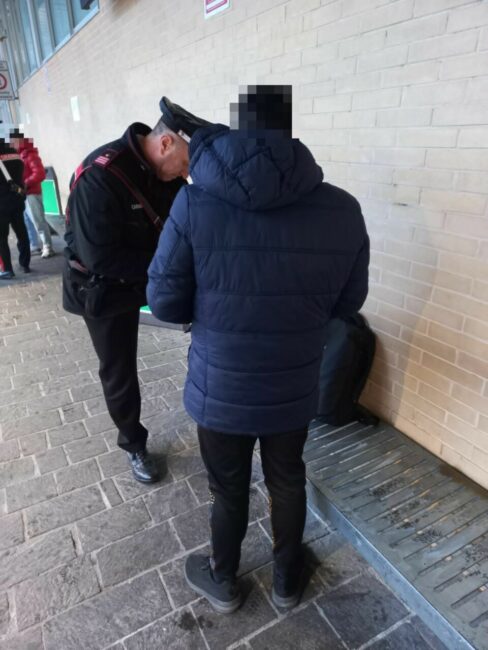 controlli-carabinieri-terminal-liceo-artistico-macerata-ipsia-corridonia-26-488x650
