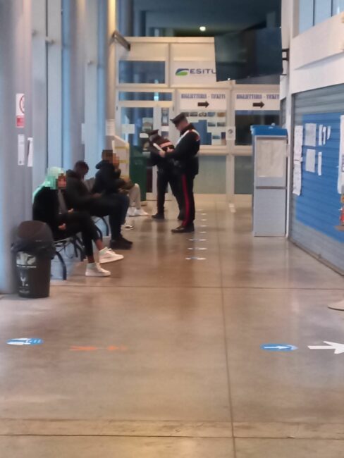 controlli-carabinieri-terminal-liceo-artistico-macerata-ipsia-corridonia-27-488x650