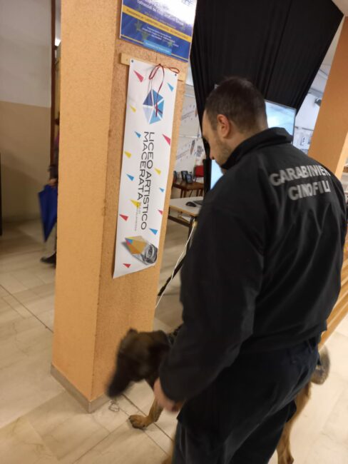 controlli-carabinieri-terminal-liceo-artistico-macerata-ipsia-corridonia-3-488x650