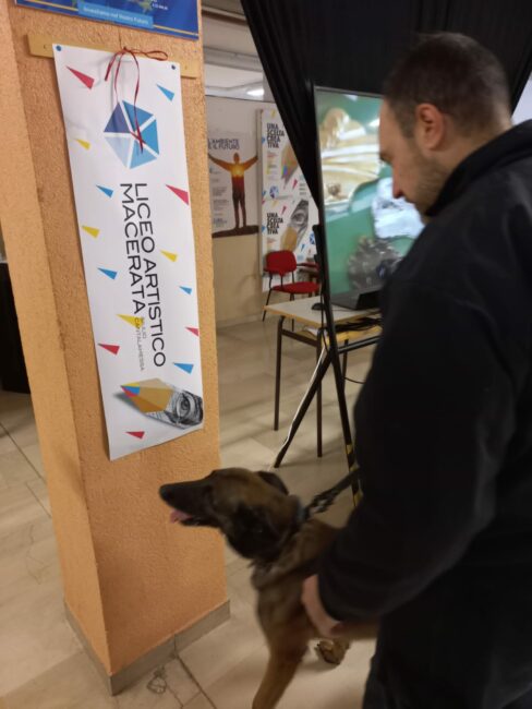 controlli-carabinieri-terminal-liceo-artistico-macerata-ipsia-corridonia-4-488x650