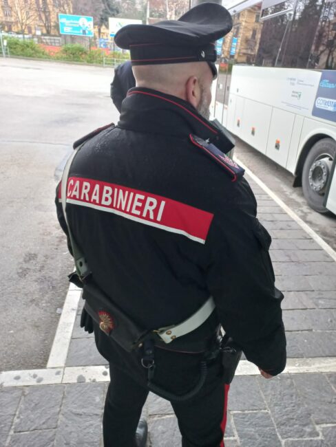 controlli-carabinieri-terminal-liceo-artistico-macerata-ipsia-corridonia-6-488x650