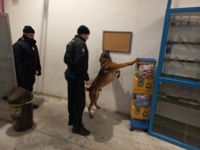 controlli-carabinieri-terminal-liceo-artistico-macerata-ipsia-corridonia-9-650x488