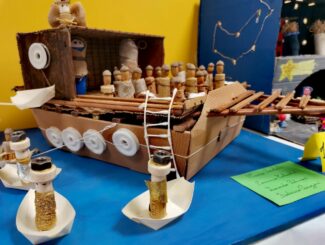 un-particolare-del-presepe-fatto-a-scuola-dedicato-ai-migranti