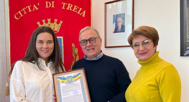 A-un-anno-dallinizio-della-guerra-gli-ucraini-a-Treia-hanno-regalato-una-targa-al-sindaco-in-segno-di-ringraziamento-e1677579679217-650x350