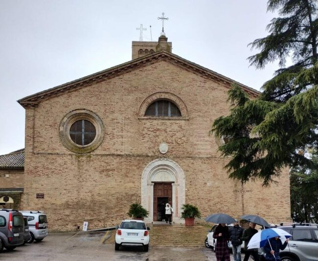 Piazzale-antistante-alla-chiesa-di-Santa-Maria-Assunta-Castelnuovo-Recanati-seconda-foto-interna