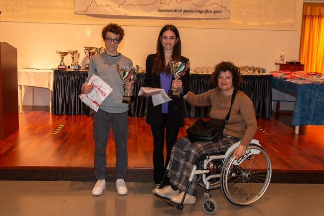 Bianca-Sulzer-e-Nicolo-Rubini-premiati-da-Luisa-Pocognoni