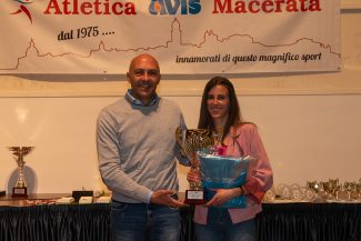 Gaetano-Ripani-premia-Ilaria-Sabbatini