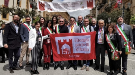 Il-Sindaco-Franco-Capponi-a-Sambuca-per-lAssemblea-dei-Borghi-piu-belli-dItalia
