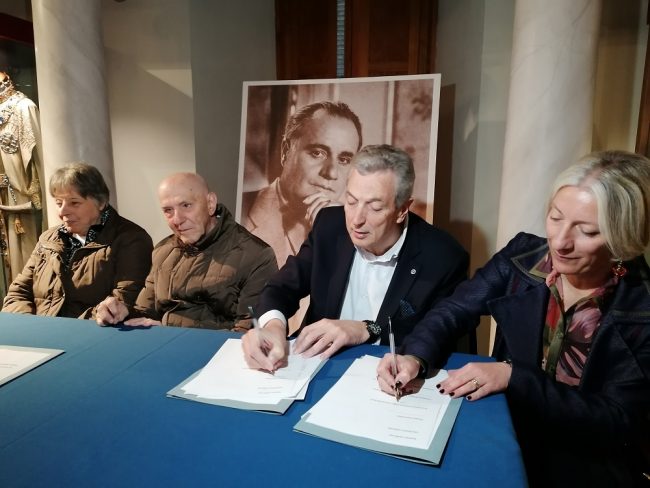 La firma del protocollo d'intesa tra il Comune di Recanati e il Museo tattile statale Omero (Daniela Bottegoni, Aldo Grassini, Antonio Bravi, Rita Soccio)