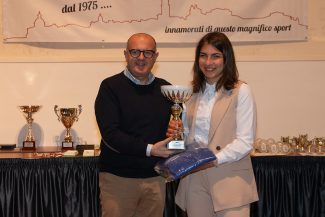 Riccardo-Sacchi-premia-Margherita-Forconi