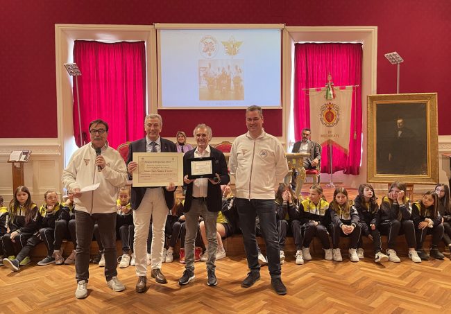 Sindaco-Bravi-premia-Franco-Uncini-