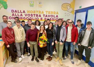 elisa-orpello-con-il-gruppo-di-coldiretti-giovani-impresa-macerata