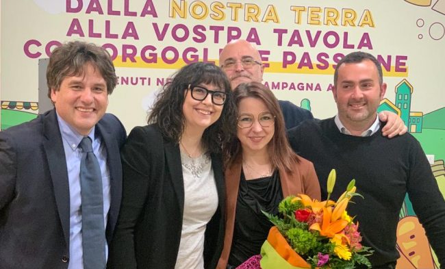 il-passaggio-di-consegne-tra-alba-alessandri-ed-elisa-orpello-a-destra-e1680772944739-650x393
