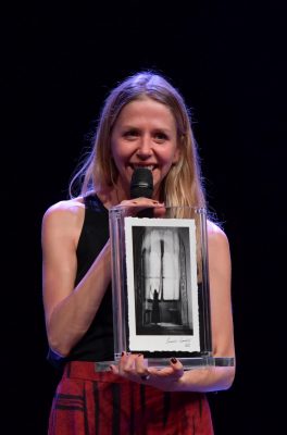 Francesca-Garolla-riceve-Premio-Futuro-della-scena-2022_ok-264x400
