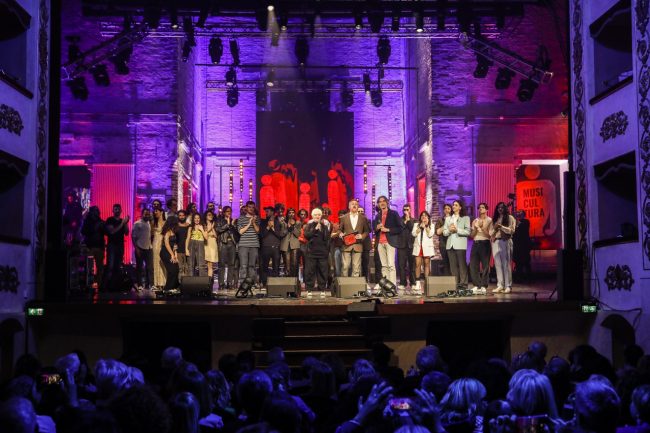 Glio-otto-finalisti-della-seconda-serata-di-Musicultura-con-John-Vignola-Marcella-Sullo-e-Duccio-Pasqua-