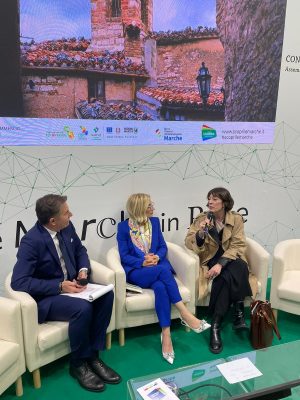 Lucrezia-Sarnari-presenta-il-Premio-Letterario-Dolore-Prato-Citta-di-Treia-al-salone-del-libro-di-Torino-2-300x400