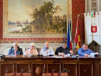Presentazione-firma-dellaccordo-Comune-di-Recanati-e-sindacati-confederali-per-le-azioni-di-sostegno-2023-3-325x244