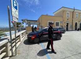 Diciottenne in attesa del treno,  un uomo le chiede dei soldi  poi la palpeggia